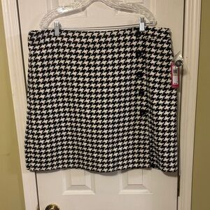 Stylish Black and White Houndstooth Skirt